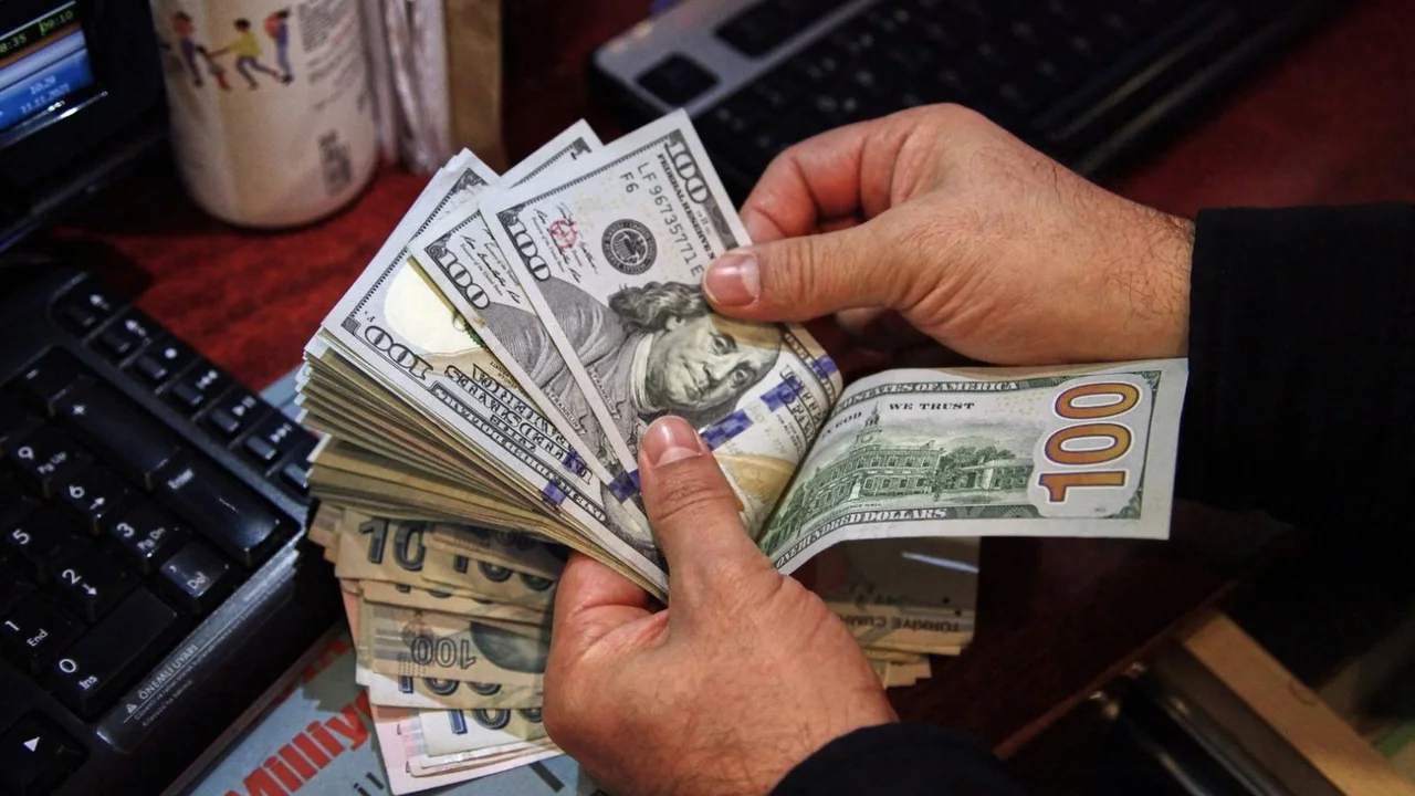 قفزة قياسية في سعر الدولار مقابل الجنيه ليسجل 52.88 في السوق المحلية